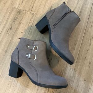 Clark’s leather side buckle women’s boot with heels brown side zip unworn size 9